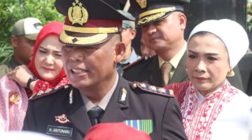 Dibuat Romantis Ketua Bhyangkari Setia Mendampingi Kapolres Simalungun di Upacara Kemerdekaan Sebagai Wujud Cinta pada Tugas dan Negeri