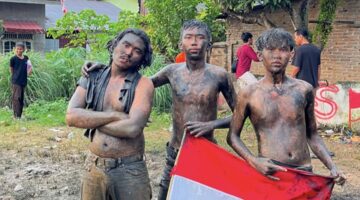 Keseruan Panjat Pinang HUT RI ke 81 di Gang Swadaya: Tawa Warga Pecah, Hadiah Rp 4,5 Juta Sumbangan Tokoh Pemuda Afrizal Fadli Nasution Sukses Digaet Peserta