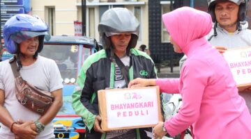 Hari Kesatuan Gerak Bhayangkari ke-74, Kapolres Aceh Tenggara Gelar Bakti Kesehatan dan Bakti Sosial
