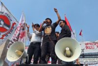 Supriyono alias Botok, Koordinator Aliansi Masyarakat Pati Bersatu (AMPB), berorasi saat unjuk rasa di depan Gedung DPR RI di Jakarta, Kamis (27/8/2026).