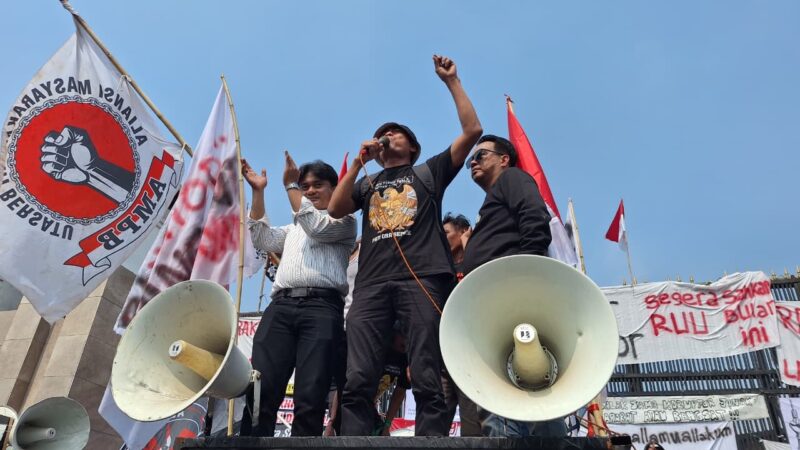 Supriyono alias Botok, Koordinator Aliansi Masyarakat Pati Bersatu (AMPB), berorasi saat unjuk rasa di depan Gedung DPR RI di Jakarta, Kamis (27/8/2026).