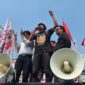 Supriyono alias Botok, Koordinator Aliansi Masyarakat Pati Bersatu (AMPB), berorasi saat unjuk rasa di depan Gedung DPR RI di Jakarta, Kamis (27/8/2026).